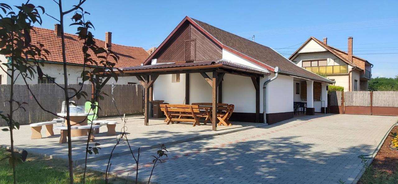 Feszty-Feszek Vendeghaz Apartment Tiszafured Exterior photo